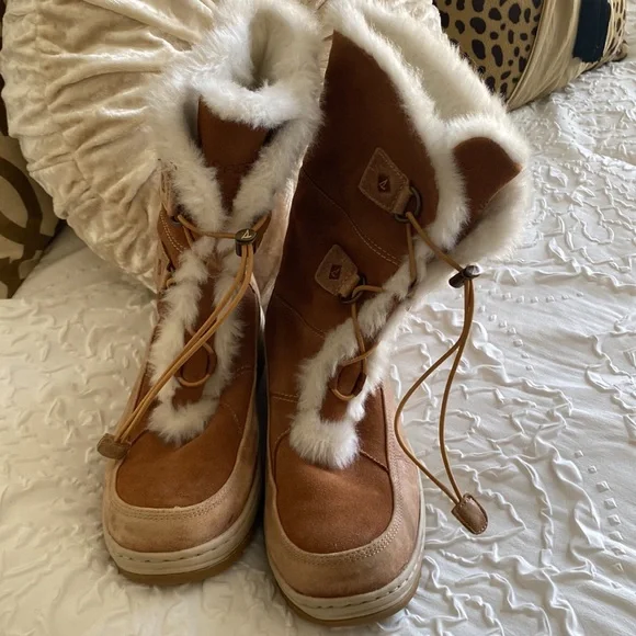 Ladies Sperry boots - Picture 2 of 6